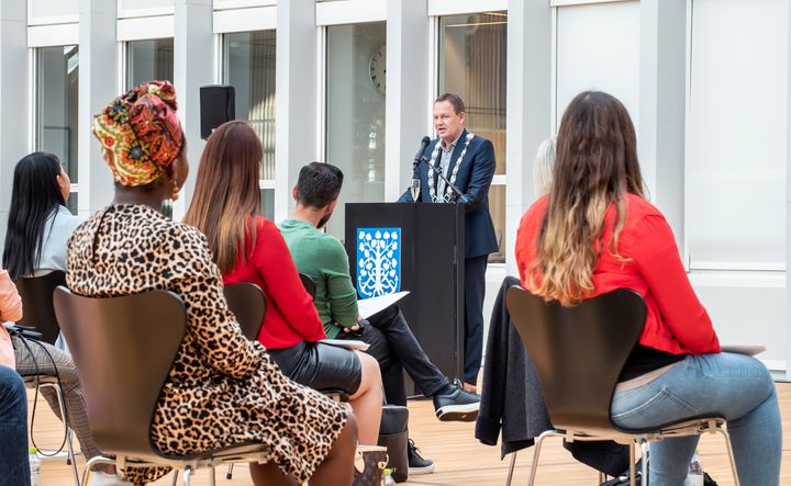 Ved den første grundlovsceremoni i september 2020 var det stadig muligt at samles på rådhuset. Nu holdes ceremonien for kun fire personer ad gangen, og borgmester Jesper Frost Rasmussen vil ønske de nye statsborgere til lykke via video. Foto: Torben Meyer, Esbjerg Kommune.