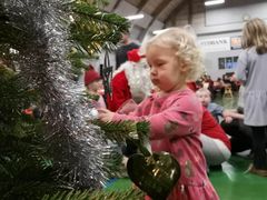 Agnes på to år nød en dag med juletræ, julemand og en masse andre børn.