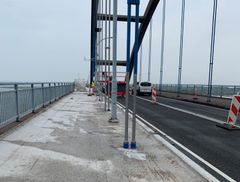Belægningen, som skal beskytte betonen i Langelandsbroens fortov og cykelsti mod fugt og vand, trænger til at blive skiftet ud. Foto: Vejdirektoratet.