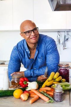 Umahro Cadogan er ekspert i sundhed og Functional Medicine, og er vært på TV2-programmet ”Kan man spise sig rask?”. Han bruger selv Flos Olei til at finde de bedst smagende og sundeste olivenolier. Foto: PR.