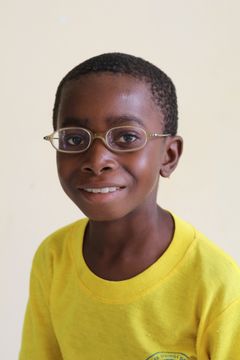 Josef på 11 år er blandt de 35.000, der har fået briller i Tanzania. Josef havde kraftig synsnedsættelse, og fik briller for første gang i sit liv, da han besøgte Louis Nielsens synsklinik i april 2018.