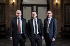 Direktionen i DLG. Fra venstre: Ole Christensen, COO. Kristian Hundebøll, CEO. Lars Sørensen, CFO.