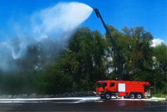 Udstyret med en 14 meter lang bom, kan den nye brandbil på Storebæltsbroen bekæmpe lastbilbrande langt mere effektiv fra alle vinkler.