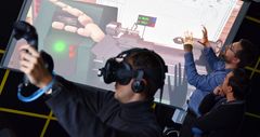 Ved hjælp af VR-teknologien kan elever få langt mere af den ”hands on”-erfaring, der er så vigtig, når de er færdiguddannet, mener ingeniørdocent Claus Melvad ved Ingeniørhøjskolen Aarhus Universitet (I midten). Her ses spillet Craftio i brug. Foto: Jesper Bruun