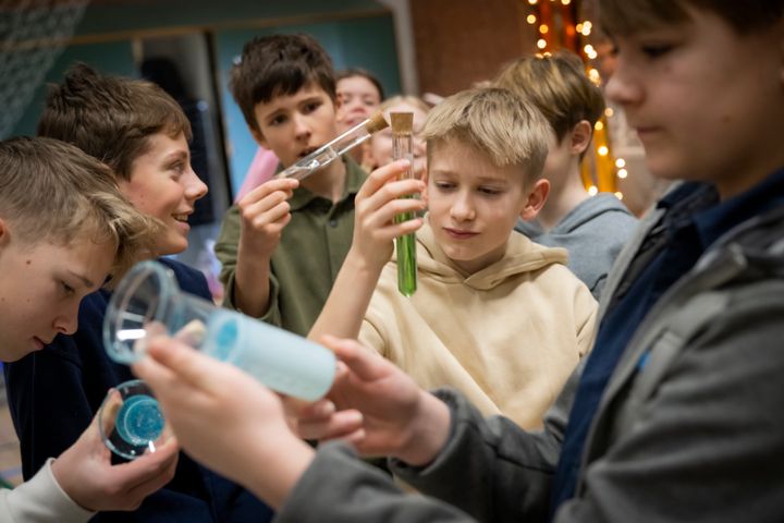 Billedtekst: På landsplan deltager op mod 26.000 skoleelever i 56 kommuner i Naturfagsmaraton, Danmarks største konkurrence i naturfag.