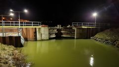 Slusen ved Havnevej blev lukket lørdag aften. Slusen forbliver lukket indtil mandag formiddag. Foto: Halsnæs Forsyning