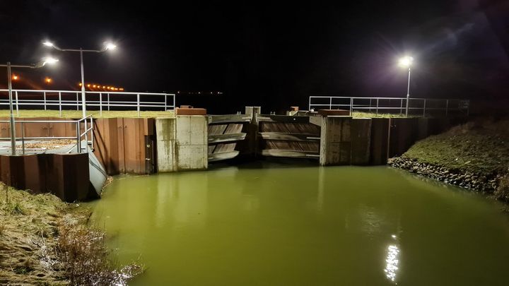 Slusen ved Havnevej blev lukket lørdag aften. Slusen forbliver lukket indtil mandag formiddag. Foto: Halsnæs Forsyning
