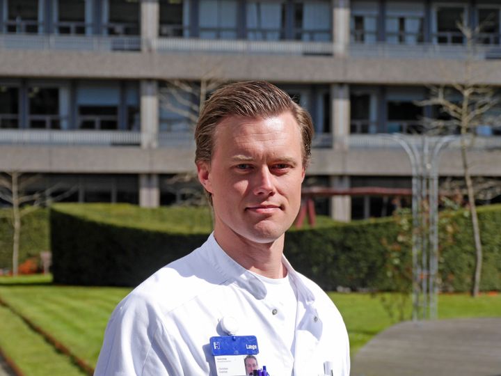 Læge Christian Grønhøj modtager Kræftens Bekæmpelses Juniorforskerpris 2020. Foto: Rigshospitalet
