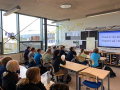 Elever på Nordbyskolen arbejder med Dannelseskort