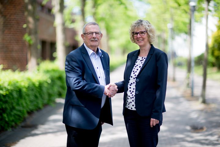 Landsformand Ole Wiil hilser på Susan Münster, som er ny direktør i Danske Vandværker. Fotograf: Philip Høpner.