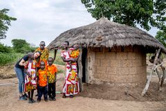 Prinsesse Marie besøger her Janet Akol og hendes familie, der producerer stiklinger og små træer. Prinsessen modtog to mangotræer i gave som tak for besøget. Foto: Bax Lindhardt/Folkekirkens Nødhjælp