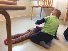 To børn i Møllebakken giver hinanden massage. Temaet er "Krop og bevægelse", og på billedet her er det sanserne, der er i fokus.