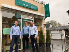 BANK OG FORSIKRING PÅ VEJ MED NYT SAMARBEJDE: Afdelingsdirektør Peter Rosendal fra Jyske Bank i Tranebjerg (tv) med assurandør Sonny Haack og forsikringsrådgiver Ole Østergaard fra GF Forsikring. (Foto: GF)