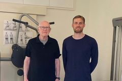 Nils-Erik sammen med fysioterapeut Kristian Holm Ryby i træningscenteret i Humlebæk