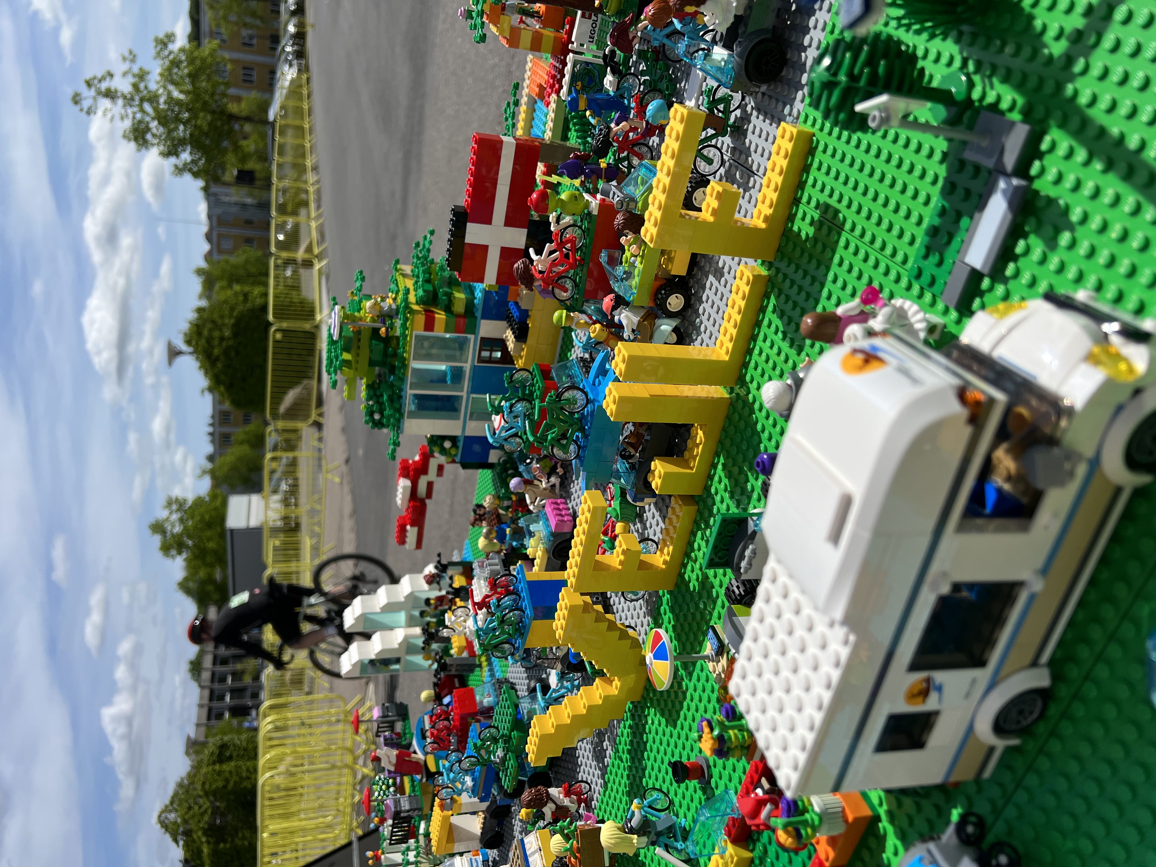 besøger Storebæltsbroen og Vejle i weekenden med et 28 meter langt cykelfelt i LEGO® klodser | LEGOLAND Billund
