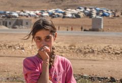 Tusindvis af yezidier er strandet på Sinjar-bjerget. Vil den ekstra bistandsmilliard også komme denne yezidi-pige til gode?