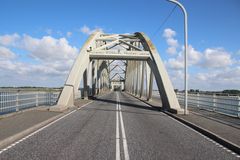 Arbejdet på Aggersundbroen begynder med, at buefagene bliver renset af, så bliver betonen repareret, og til sidst bliver buerne malet. Foto: Vejdirektoratet.