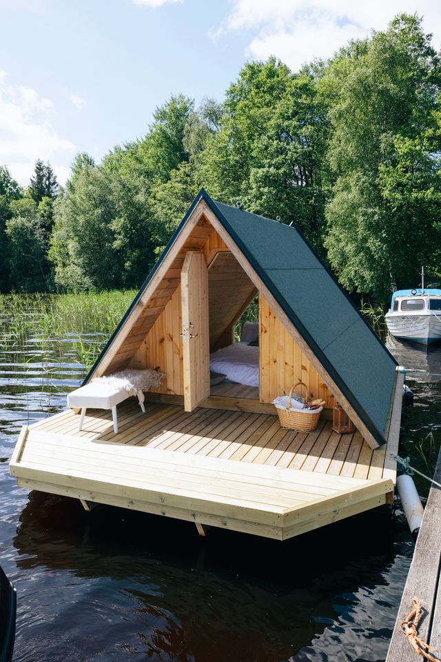 Et flydende hotelværelse hos Annerstad Prästgård. 
