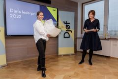 Anne Katrine Schjønning (tv) modtager Djøfs Lederpris 2022 fra Anne Bach Waagstein (tv), formand for Djøf Privat