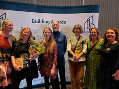 Repræsentanter fra Gladsaxe Kommunes Børne- og Kulturforvaltning, Ejendomscenter samt stadsarkitekten modtog Bæredygtighedsprisen ved Building Awards.