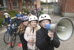 SYDFYNSK EKSPORTSUCCES: Billedet her er fra 2015, hvor elever på Ørkildskolen stod i spidsen for et nyt og anderledes trafikprojekt, der skulle anvise sikre skoleveje. Konceptet rulles nu ud mange andre steder i landet - og det resulterer i en national trafikpris til den sydfynske virksomhed Trafik i Børnehøjde. (Foto: Alex Tran)