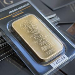 Især de schweiziske 100 grams guldbarrer er interessante investeringsobjekter for kunderne hos VitusGuld, det fortæller direktør Christian Klingenberg. Foto: PR.