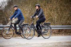 I takt med de mørke måneder melder deres ankomst, skulle man tro, at danskerne ville fravælge cyklen og ty til bilen eller bussen. Foto: PR.