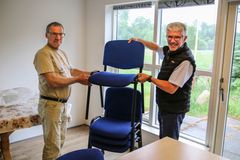 Bent Pedersen, formand for DcH Mariager (t.v.) og Sven Kjærgaard fra Sparekassen Kronjylland med nogle af hundeførerforeningens nye stole.