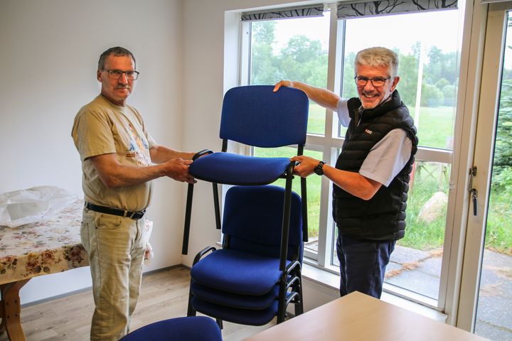 Bent Pedersen, formand for DcH Mariager (t.v.) og Sven Kjærgaard fra Sparekassen Kronjylland med nogle af hundeførerforeningens nye stole.
