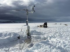 Under GIOS-projektet bliver automatiserede målestationer sat op i og omkring Grønland for at måle ændringer i atmosfæren, på indlandsisen, på land, i søer, floder, fjorde og i havet. En del af målestationerne bygges i mobile containere, der kan flyttes fra sted til sted. De kobles alle til vindmøller og solceller, der gør dem i stand til at foretage målinger og sende data via satellit året rundt. Her er målestationen placeret på indlandsisen nær Tasiilaq, Østgrønland. Foto: Andreas Ahlstrom.