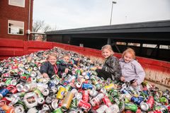 1. klasse fra Nors Skole fik hele byen med da de skulle samle dåser og flasker til genanvendelse.