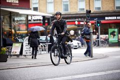 – Hvis du skal bruge cyklen som en pendant til bil nummer to, er det jo i sagens natur vigtigt, at du ikke køber elcyklen for billigt, siger Jacob Nielsen fra Fri BikeShop. Foto: PR.