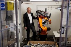 CEO Søren Bøving med en af Scape Technologies løsninger.