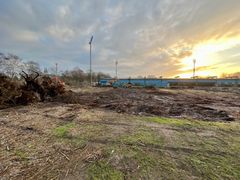 Maskiner gør pladsen klar mellem Hal 3 og Nykøbing Falster Idrætspark.