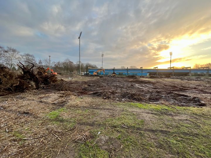 Maskiner gør pladsen klar mellem Hal 3 og Nykøbing Falster Idrætspark.