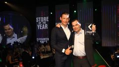 Varehuschef Christian Stoltenberg, th., modtager her prisen fra adm. direktør i Elgiganten, Peder Stedal, tv.