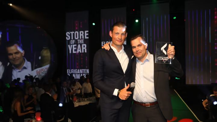 Varehuschef Christian Stoltenberg, th., modtager her prisen fra adm. direktør i Elgiganten, Peder Stedal, tv.