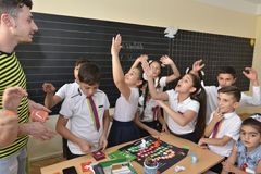 Begejstrede elever i det nye klasseværelse, som Mission Øst har renoveret og møbleret i den armenske hovedstad Jerevan. Foto: Mission Øst.