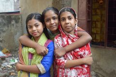 900 unge i Dhakas slum venter spændt på at modtage gratis undervisning, så de selv kan forbedre deres områder.