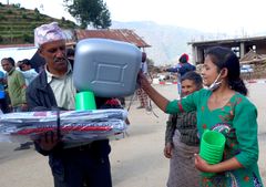 Sunita hjælper Mission Øst med at uddele vanddunke til rent drikkevand. Foto: Mission Øst