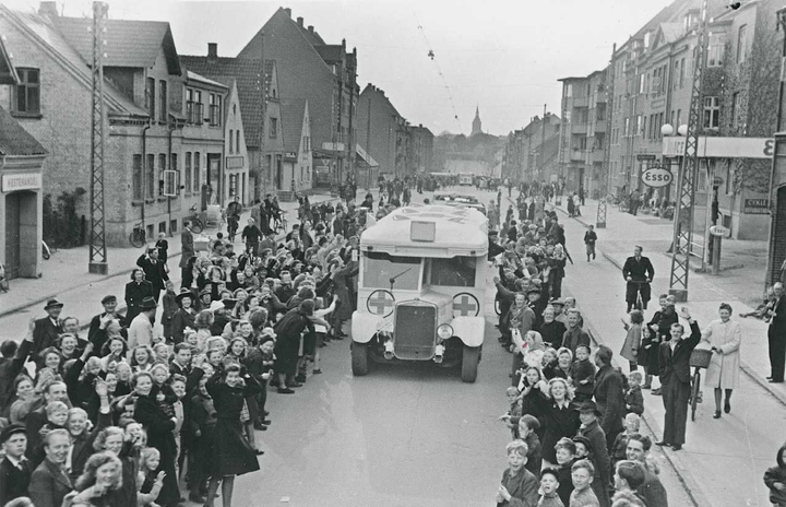 De hvide busser kører gennem Odense 17. april 1945. Fotograf: Christoffersen, Odense/National Museet