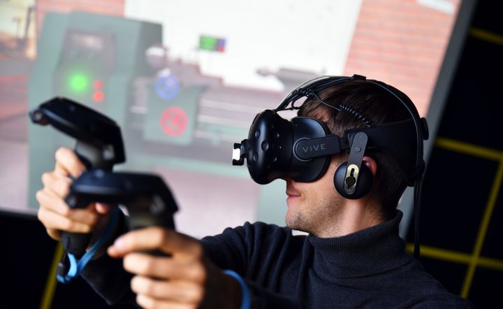 Ved hjælp af VR-teknologien kan elever få langt mere af den ”hands on”-erfaring, der er så vigtig, når de er færdiguddannet, mener ingeniørdocent Claus Melvad ved Ingeniørhøjskolen Aarhus Universitet. Her ses spillet Craftio i brug. Foto: Jesper Bruun