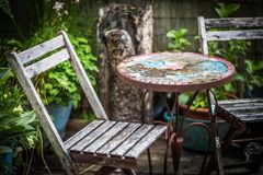 Efter vinterens våde og kolde vejr trænger både terrasse og havemøbler til en kærlig hånd. Foto: PR.