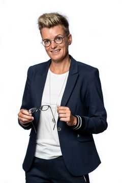 Louise Hagh, der har været optiker i Støvring gennem de seneste 14 år, åbner nu sin egen Nyt Syn i Støvring, hvor hun ser frem til at præsentere sit sortiment og servicere kunderne med høj faglighed og ærlig vejledning. Foto: PR.
