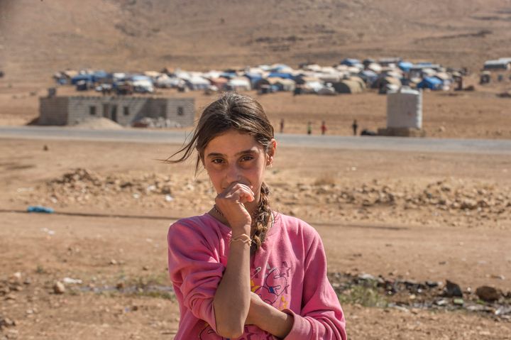 Yezidi-pige foran en lejr på Sinjar-bjerget. Tusindvis af yezidier flygtede op på bjerget væk fra IS-krigeres massakre den 3. august for fem år siden. Foto: Mission Øst