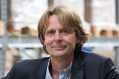 Virksomhedernes behov for arbejdskraft varierer betydeligt henover året. Derfor er det vanskeligt for mange konjunkturfølsomme virksomheder at tage flere opgaver ind end planlagt, når markedssituationen og efterspørgslen pludselig ændrer sig. Det forhindrer dem i at vokse og skabe vækst samt nye arbejdspladser. Det problem vil vores nye deleportal for arbejdskraft adressere ved at invitere erhvervslivet til at deles om arbejdet, fortæller Carsten Moberg, der er CEO og stifter af Flexicu