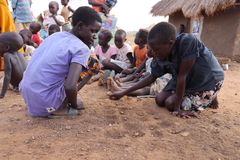 Børn i Uganda spiller kalaha og øver samtidig matematiske færdigheder. Foto: International Rescue Committee