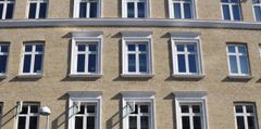 En lang række ældre etageboliger i særligt København fik forbedret boligkvaliteten med et nyt badeværelse gennem byfornyelsesprojekter i 1990’erne. (Foto: SBi).