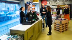 Prinsesse Marie mødte to af de frivillige medarbejdere, der driver butikken i Sydhavnen.