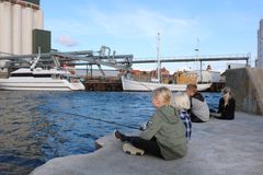 Unge lystfiskere på havnen i Nykøbing Falster foto Jane Errebo